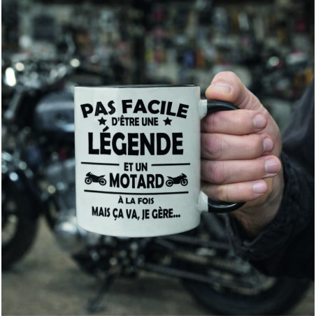 Mug - Pas facile d'être une légende et un motard à la  - Brod N' Flock